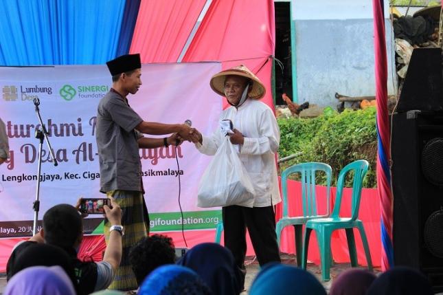 lumbung-desa-sinergi-foundation-salurkan-thr-untuk-petani-dhuafa