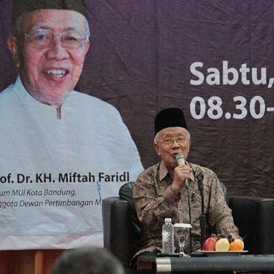 kh-miftah-faridl-bangun-ekonomi-umat-dengan-prinsip-taawun