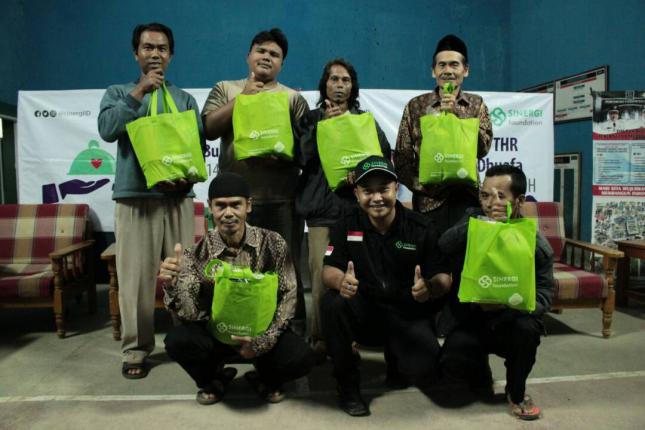 sinergi-foundation-gelar-thr-untuk-petani-dhuafa-di-ciwangi-garut