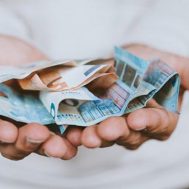 uang, sedekah, wakaf, sedekah, zakat, mewakafkan yang paling dicintai