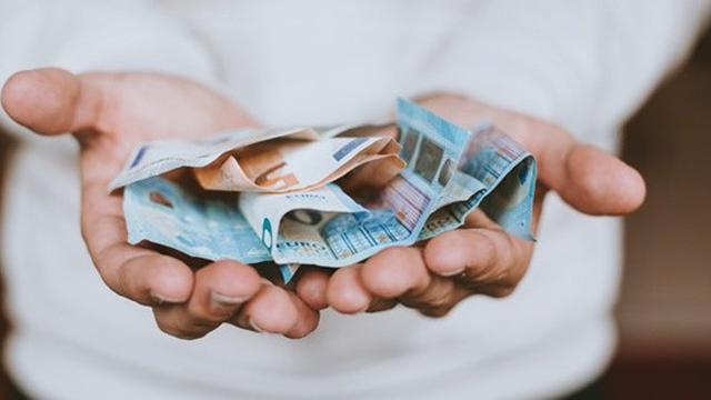 uang, sedekah, wakaf, sedekah, zakat, mewakafkan yang paling dicintai