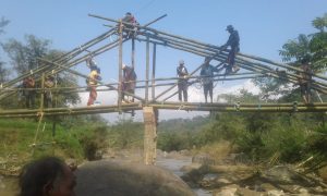 lumbung desa, petani, jembatan, pesawahan