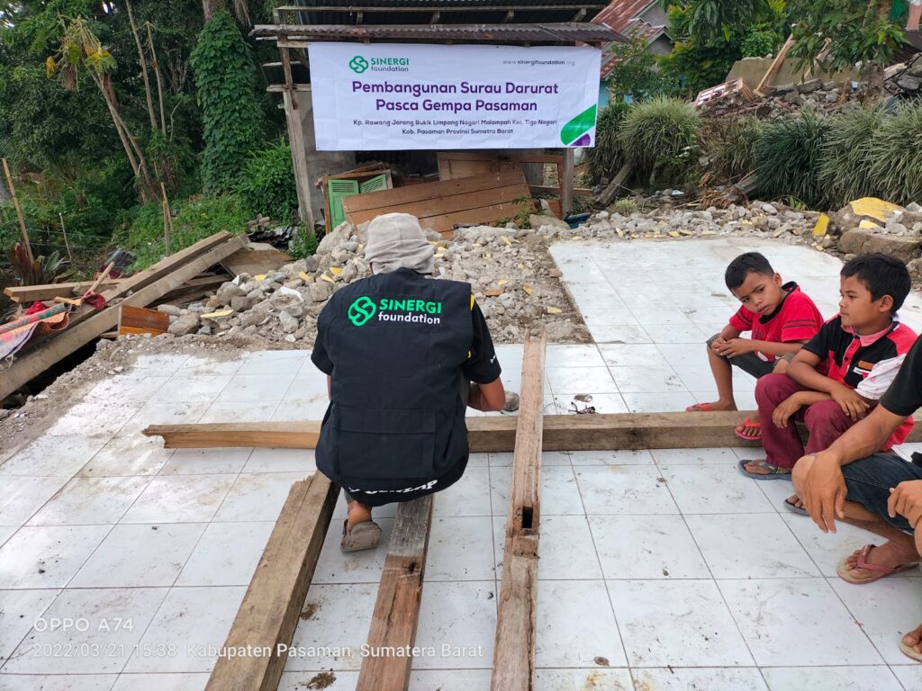 Bantuan surau darurat untuk penyintas gempa pasaman