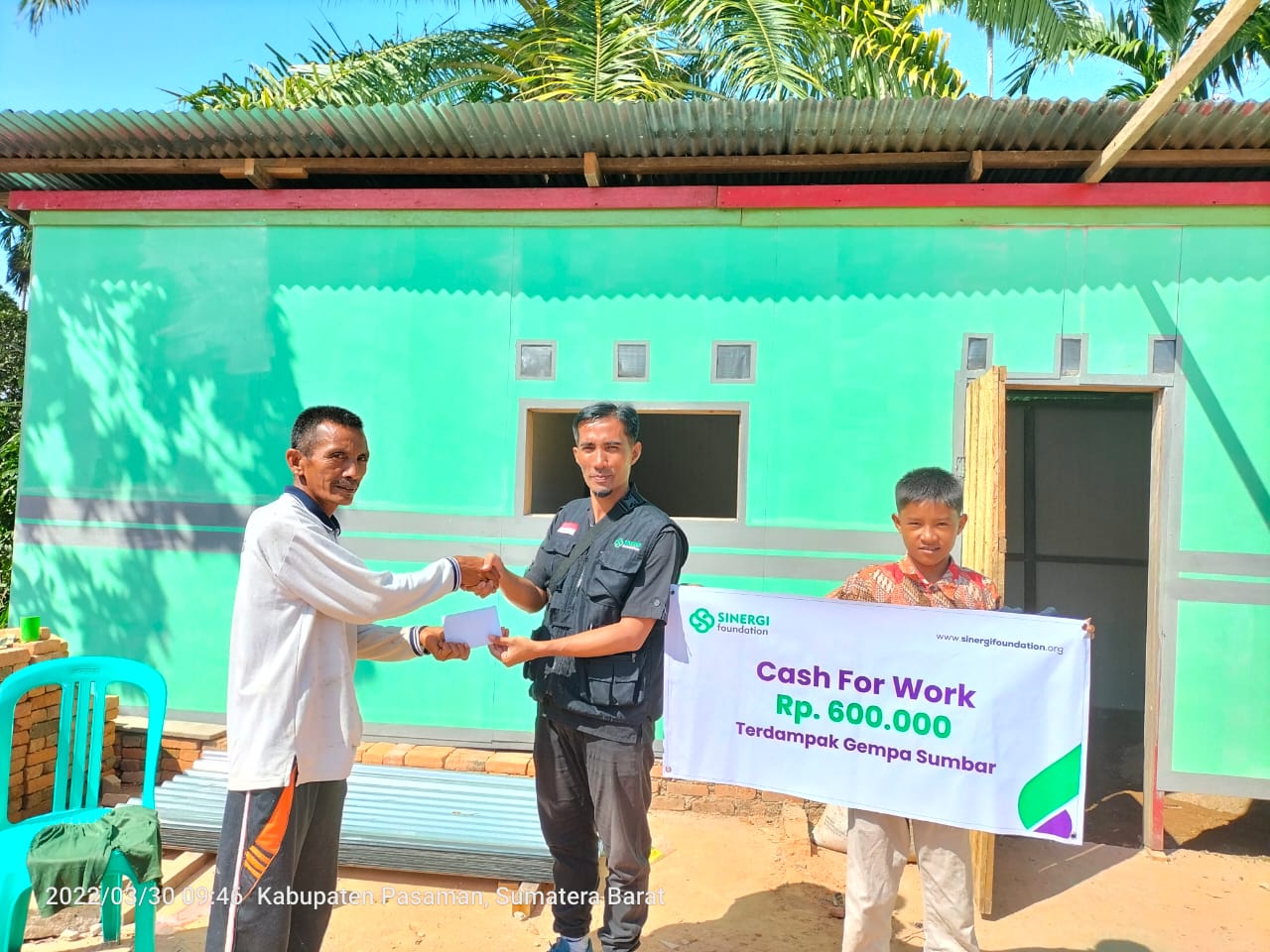 Bantuan Partisipatif Huntara untuk Penyintas Gempa Pasaman