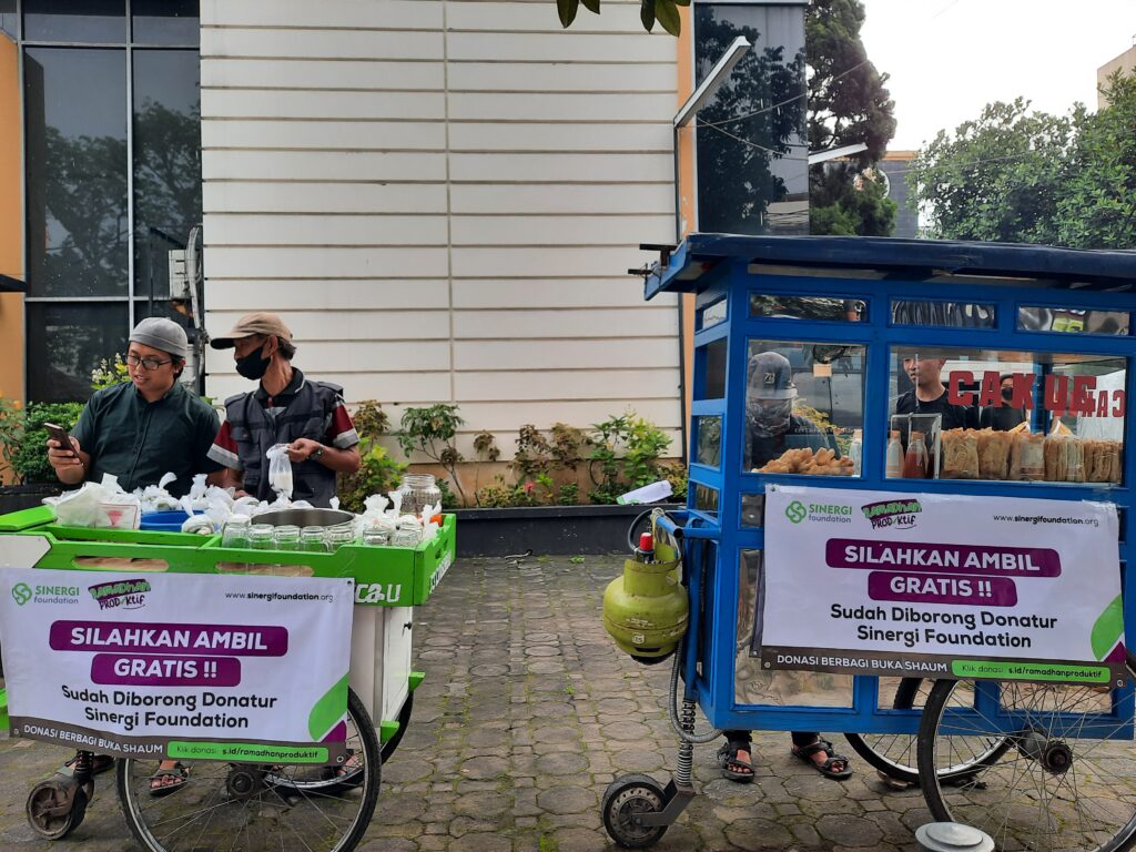 Tebar Takjil Sekaligus Berdayakan Pedagang Keliling