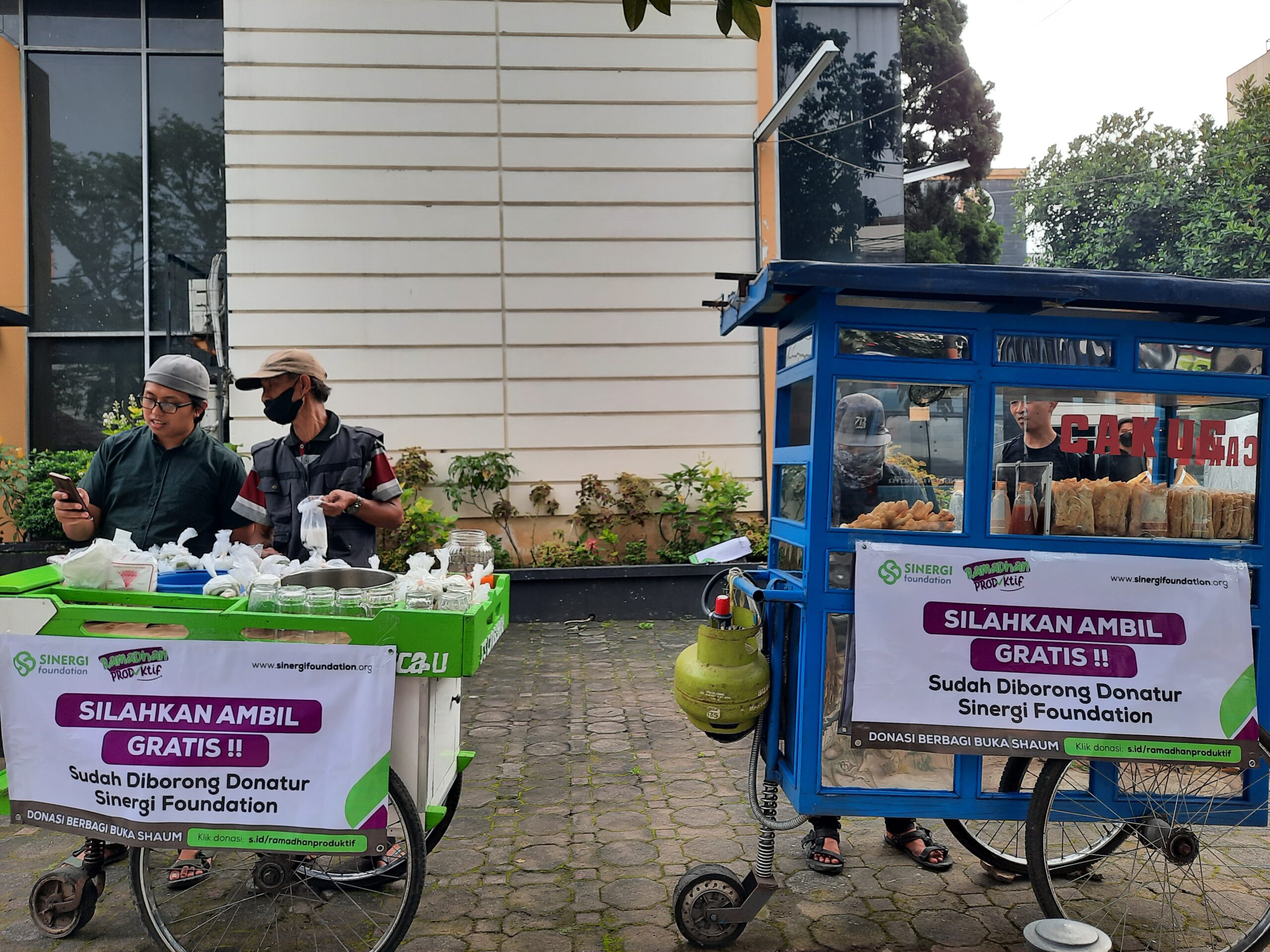 Tebar Takjil Sekaligus Berdayakan Pedagang Keliling