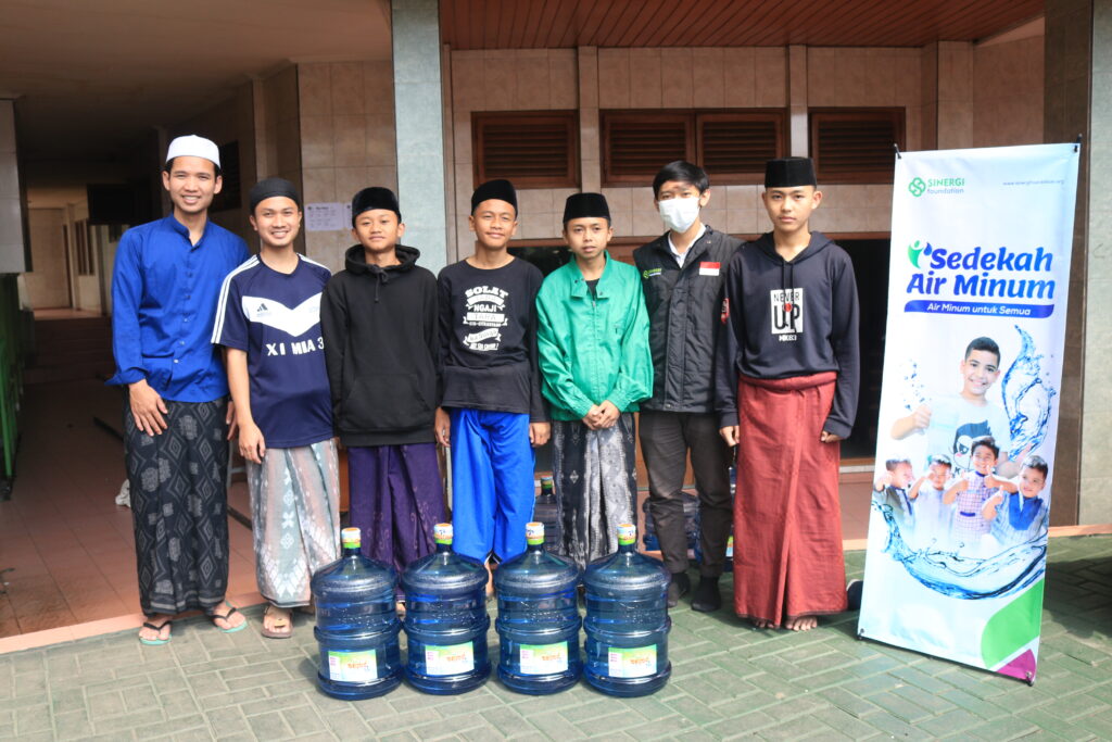 penyaluran sedekah air minum untuk pesantren al-barokah sarijadi bandung