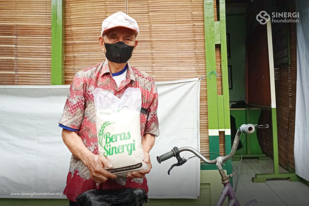 bayar zakat fitrah, zakat fitrah, Ribuan Beras Zakat Fitrah Ditebar Menjelang Hari Raya
