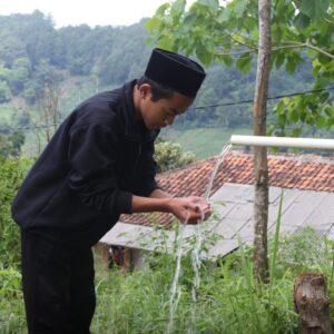 Warga manfaatkan sumber air untuk berwudhu
