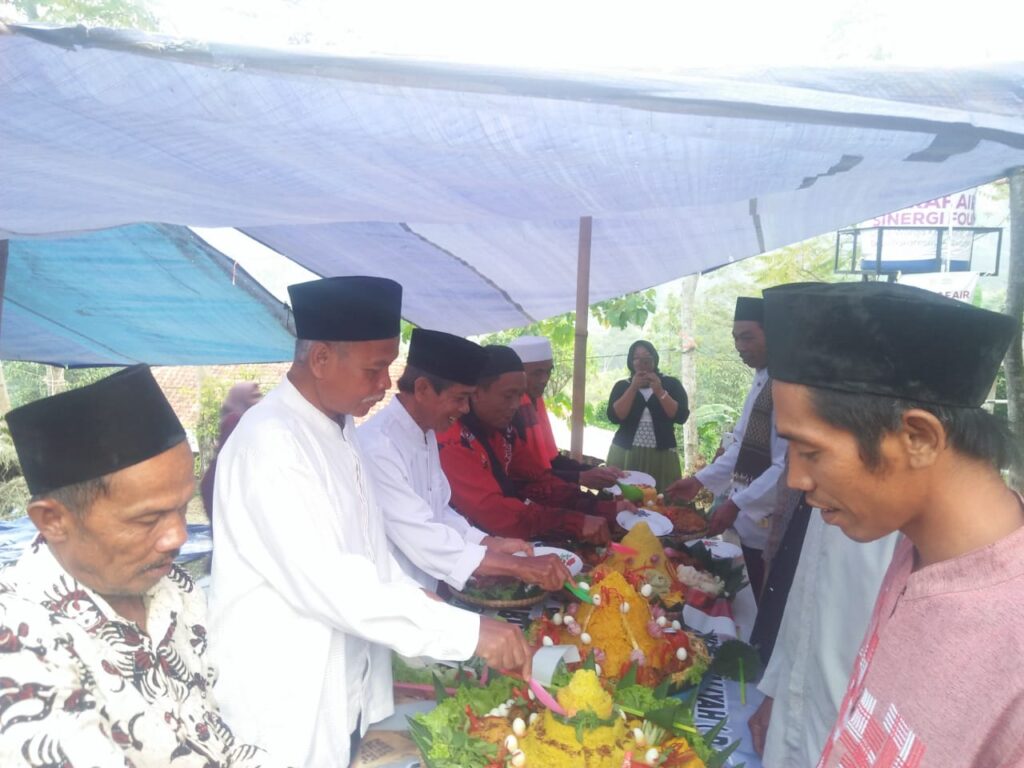 Tradisi potong tumpeng dalam perayaan peresmian sumber air